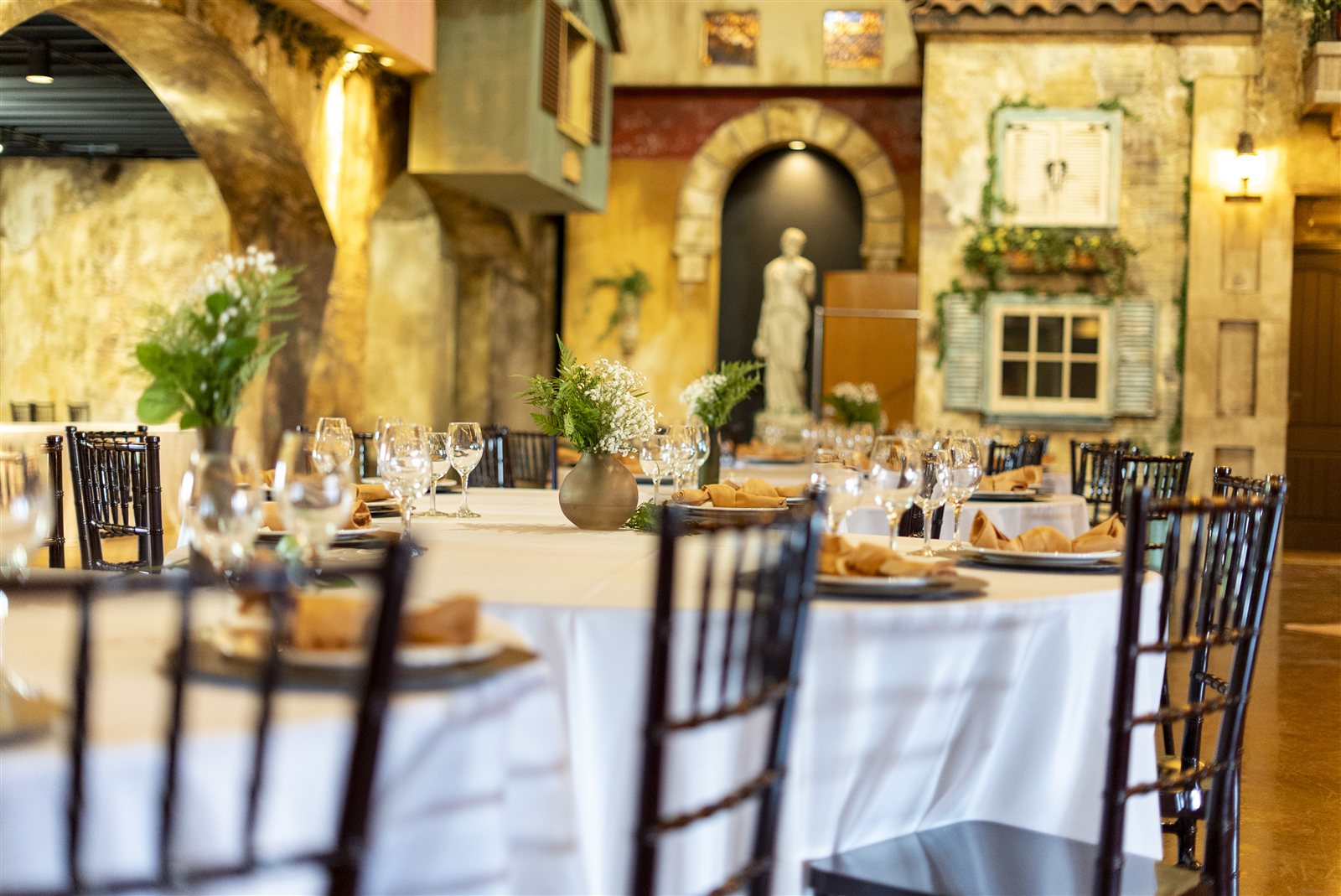 Thoughtfully set tables with fresh greenery at Vineyard Vitality Escape.